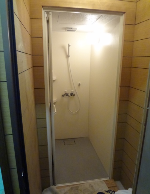 リゾートバイト　相部屋　シャワー室